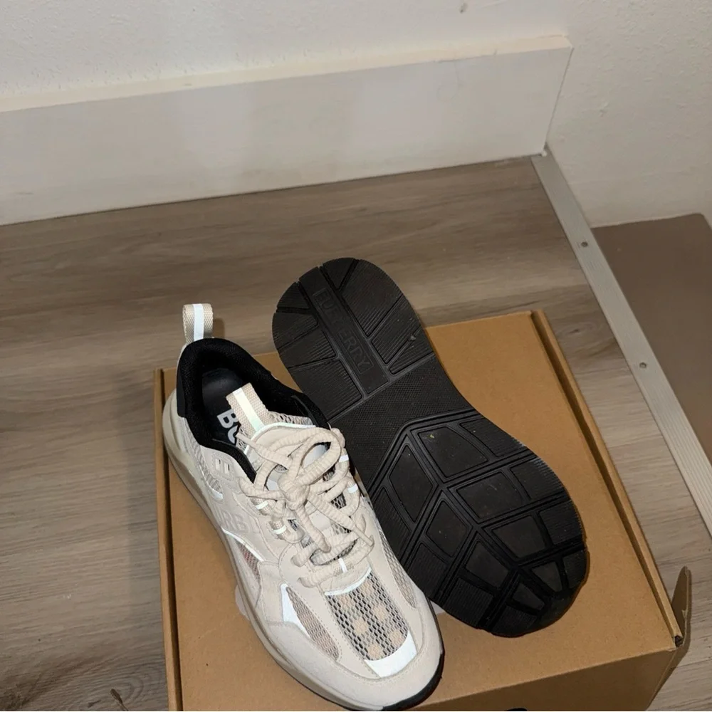 Burberry White and Black Women's Sneakers - Picture 2 of 13